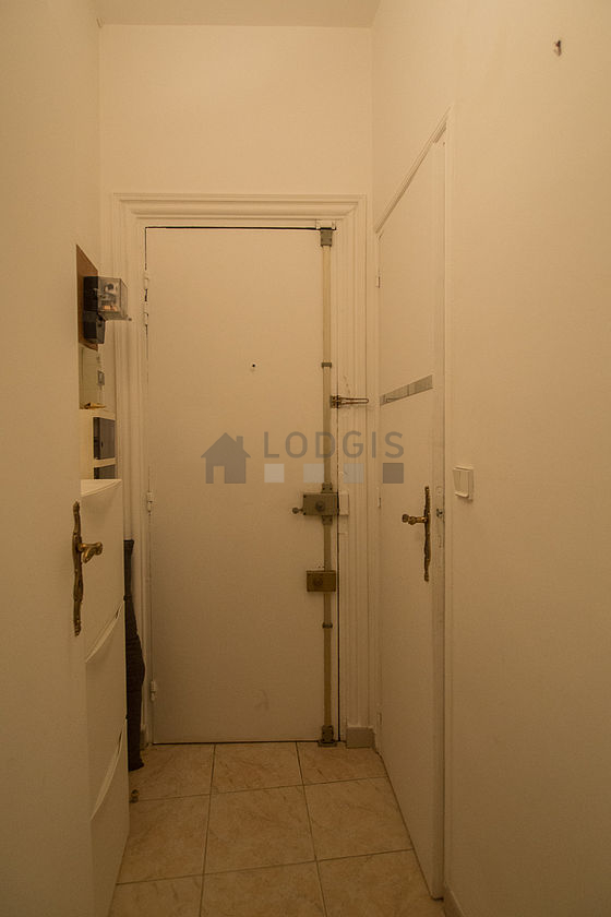 Entrée avec du carrelage au sol
