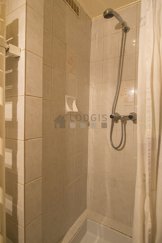 Salle de bain équipée de serviettes de bain