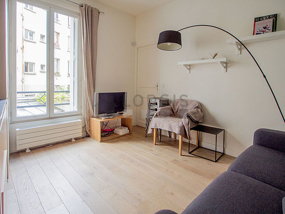Salon de 11m² avec du parquet au sol