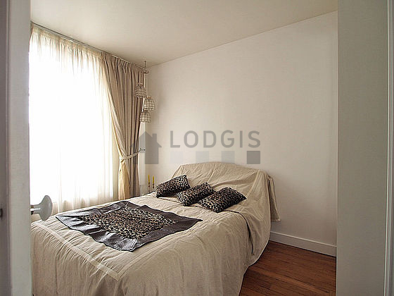 Chambre avec du parquet au sol
