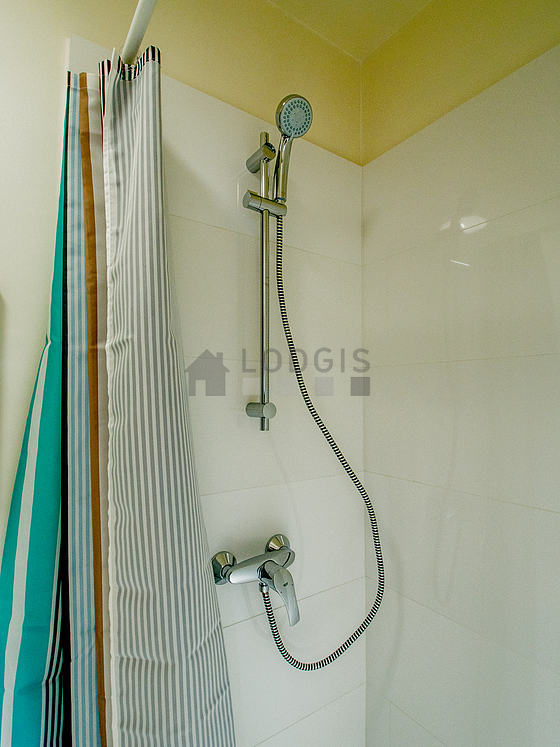 Bathroom equipped with bath towels