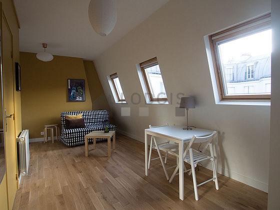 Very bright living room furnished with 2 chair(s)