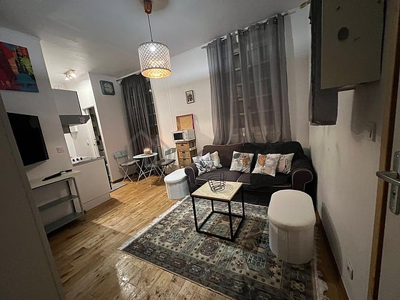 Salon avec du parquet au sol