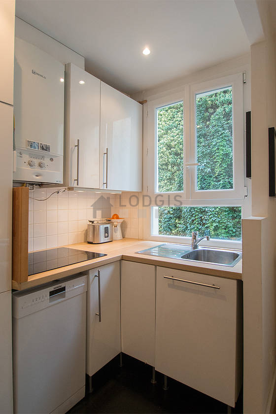 Cuisine équipée de lave linge, réfrigerateur, vaisselle