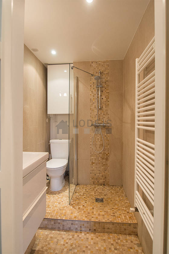 Agréable salle de bain avec du carrelage au sol