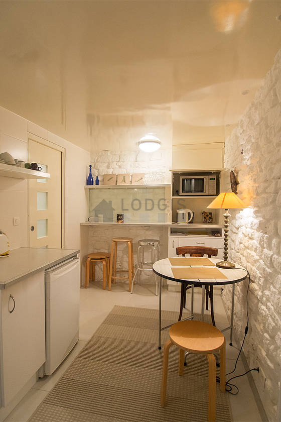 Beautiful kitchen of 9m² with tile floor