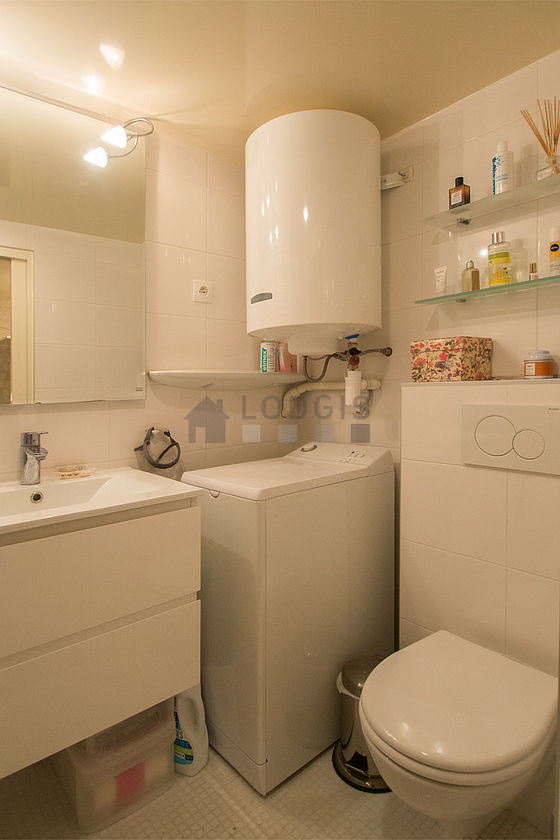 Belle salle de bain avec du carrelage au sol