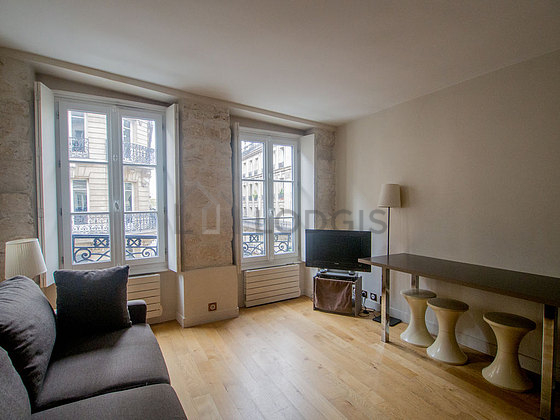 Salon de 18m² avec du parquet au sol