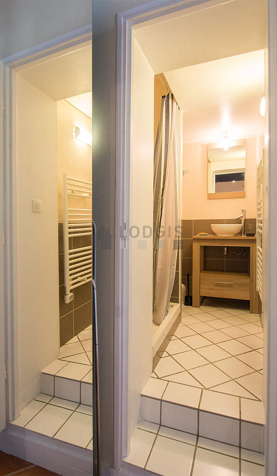 Belle salle de bain avec du carrelage au sol
