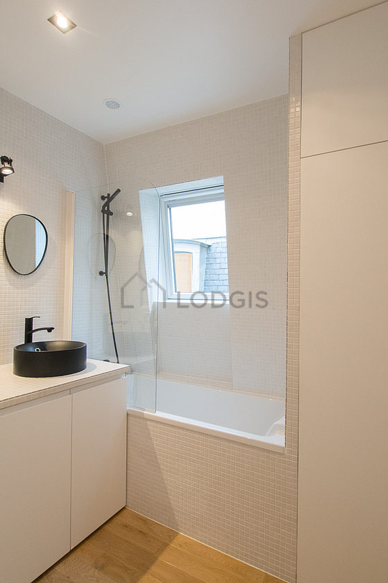 Agréable salle de bain claire avec du parquet au sol