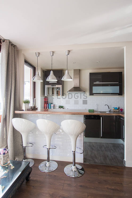 Belle cuisine avec du parquet au sol