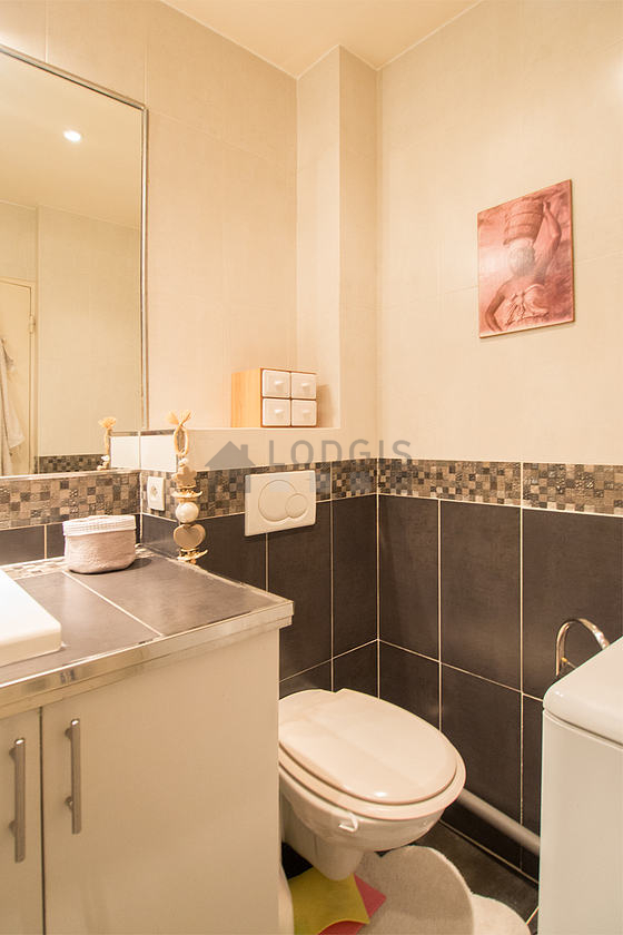 Salle de bain équipée de serviettes de bain