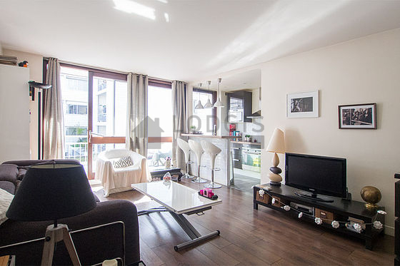 Séjour très calme équipé de 1 canapé(s) lit(s) de 140cm, télé, 1 fauteuil(s)