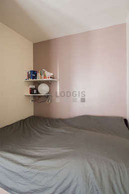 Very quiet alcove equipped with 1 bed(s) of 140cm, shelves