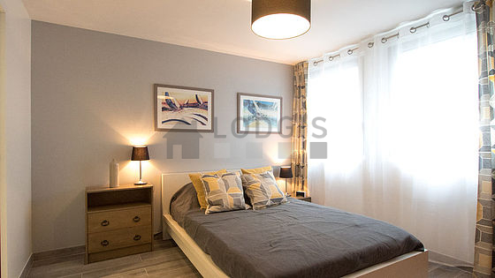 Bedroom of 12m² with wooden floor