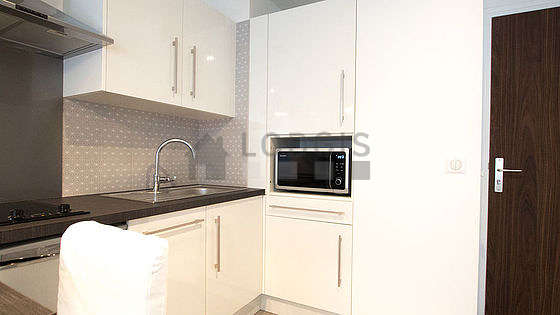 Kitchen equipped with extractor hood, crockery