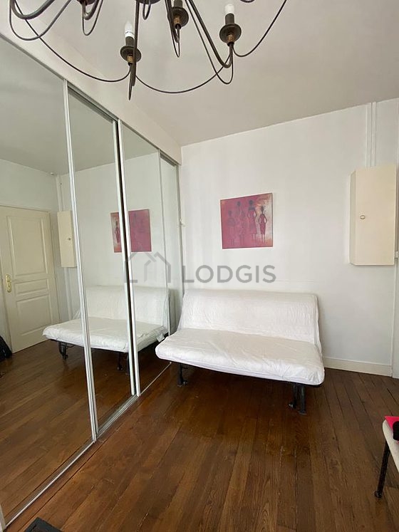 Salon avec du parquet au sol