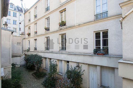 Great, very quiet and bright sitting room of an apartment in Paris