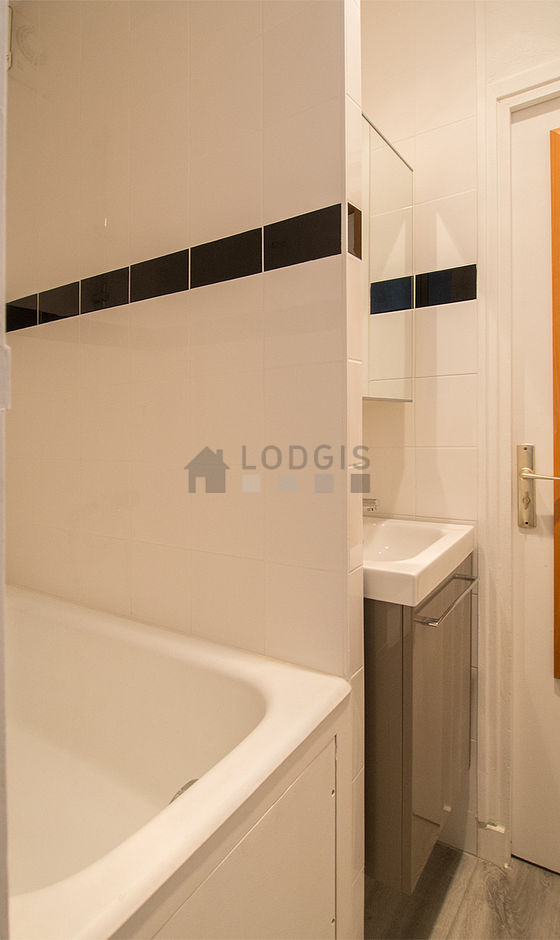 Salle de bain équipée de placard