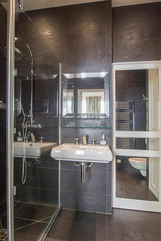 Salle de bain équipée de lave linge, sèche linge, serviettes de bain