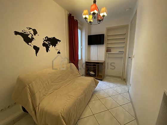 Chambre avec du carrelage au sol