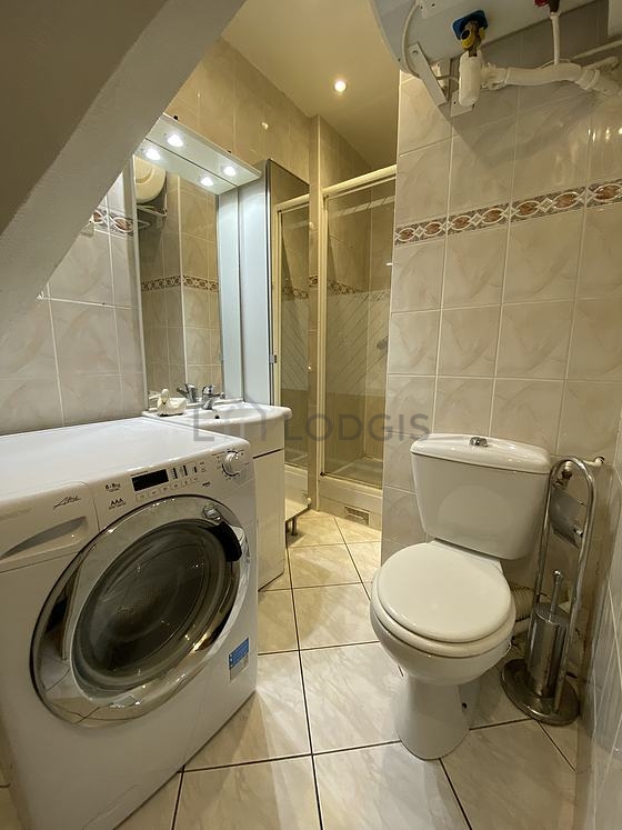 Salle de bain avec du carrelage au sol