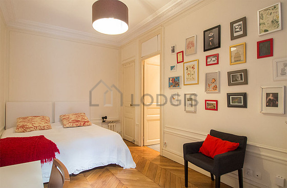 Chambre de 15m² avec du parquet au sol