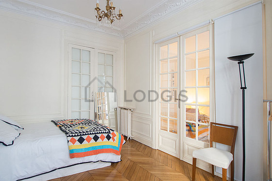 Chambre de 13m² avec du parquet au sol