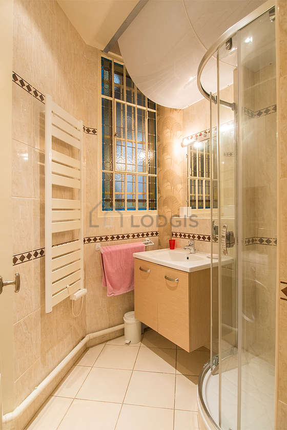 Belle salle de bain avec du carrelage au sol