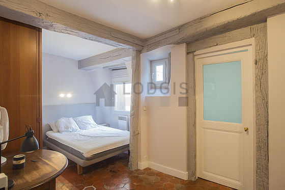 Chambre avec des tomettes au sol