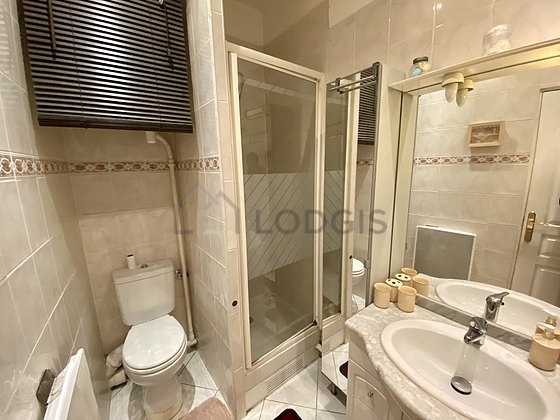 Salle de bain équipée de serviettes de bain