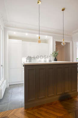 Great kitchen of 20m²opens on the dining room with tilefloor