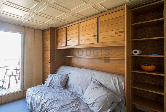 Séjour très calme équipé de 1 canapé(s) lit(s) de 130cm, télé, placard, 2 chaise(s)