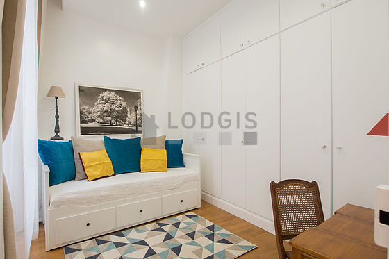 Chambre avec du parquet au sol
