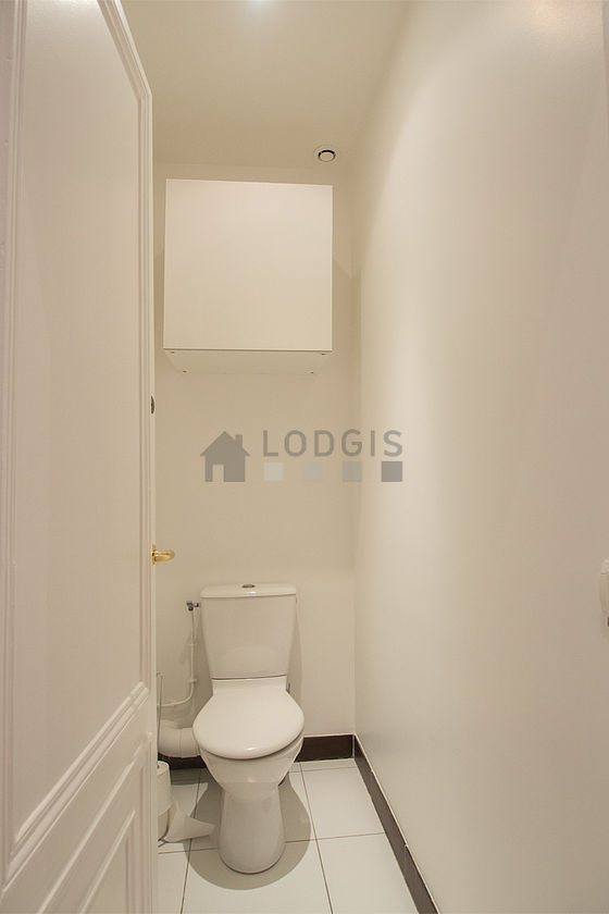 Toilettes indépendantes de la salle d'eau