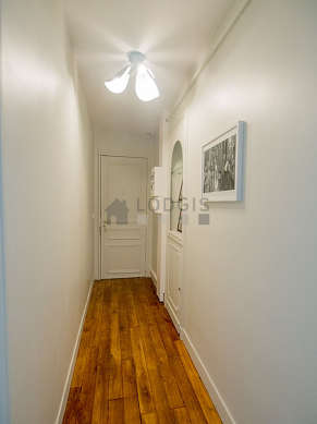 Very beautiful entrance with woodenfloor