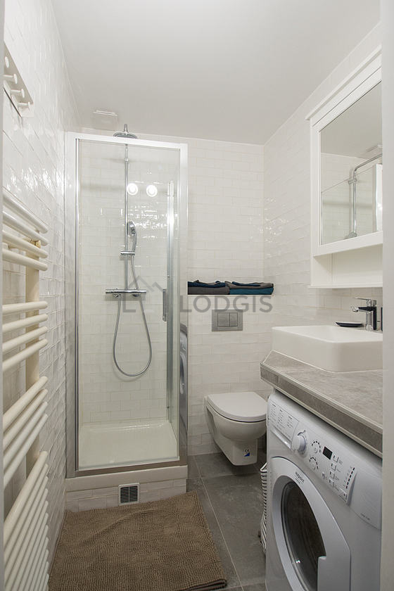 Agréable salle de bain claire avec du carrelage au sol