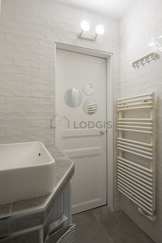 Salle de bain équipée de lave linge, serviettes de bain