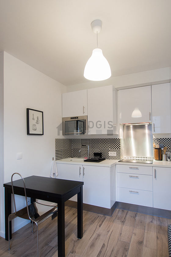 Cuisine dînatoire pour 2 personne(s) équipée de plaques de cuisson, réfrigerateur, freezer, hotte