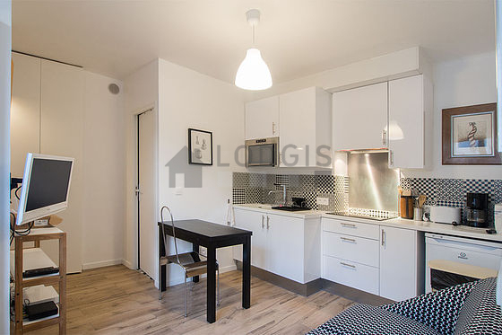Salon de 12m² avec du carrelage au sol