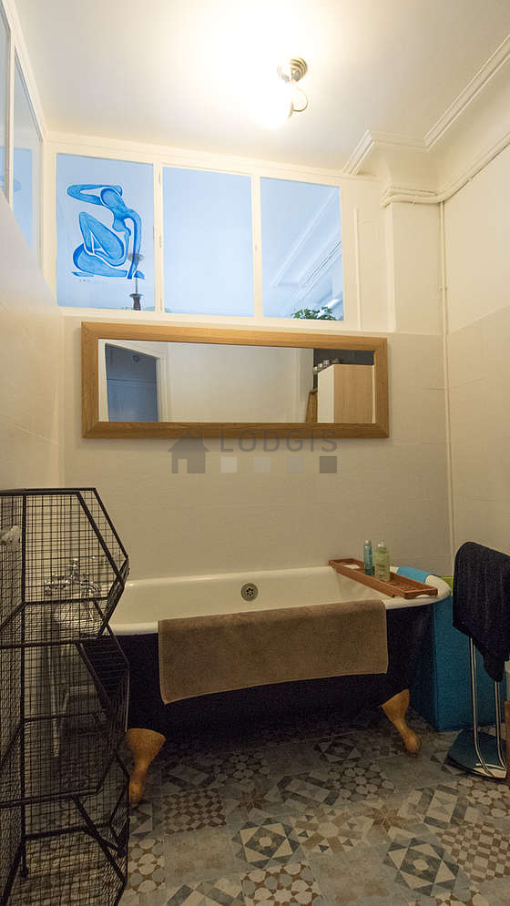 Agréable salle de bain avec du carrelage au sol