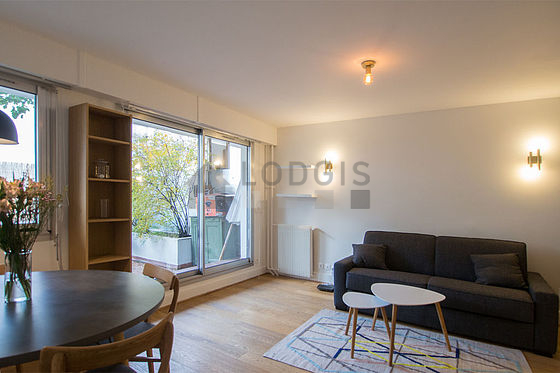 Large living room of 20m² with wooden floor