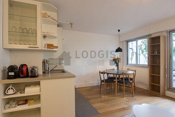 Cuisine équipée de lave vaisselle, plaques de cuisson, réfrigerateur, vaisselle