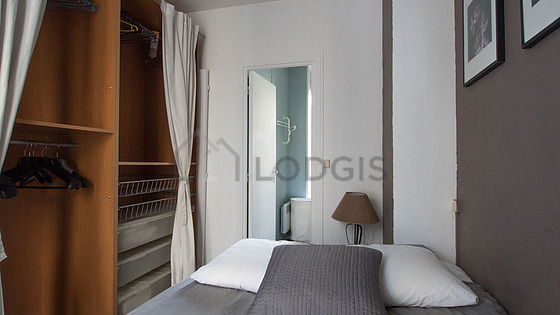 Chambre donnant sur rue