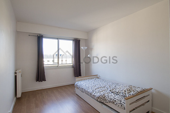Chambre avec du parquet au sol