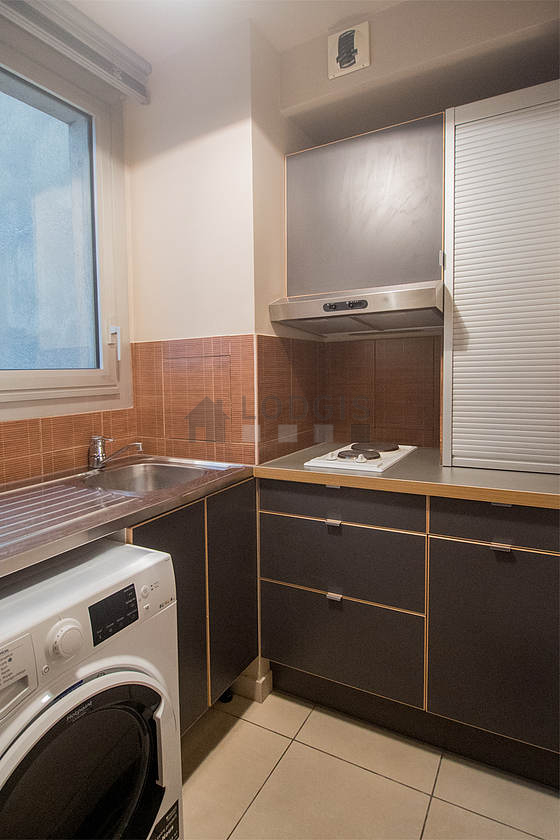 Cuisine équipée de lave linge, sèche linge, réfrigerateur, freezer