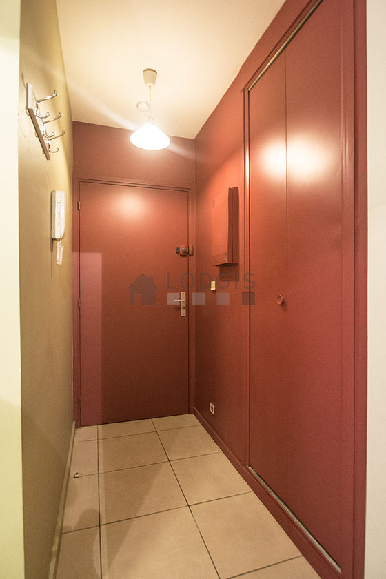 Belle entrée avec du carrelage au sol