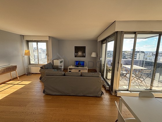 Large living room of 32m² with wooden floor