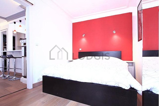Bedroom of 9m² with wooden floor