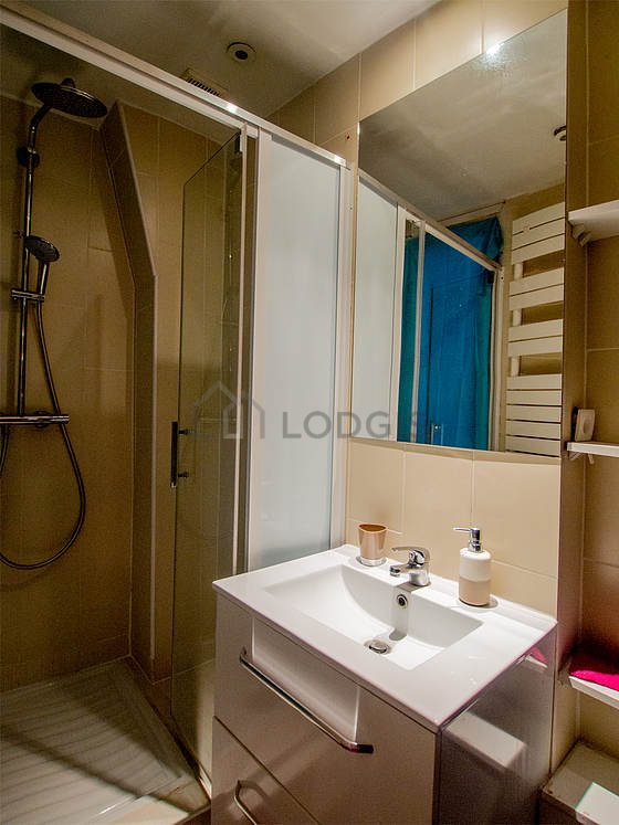Salle de bain équipée de serviettes de bain
